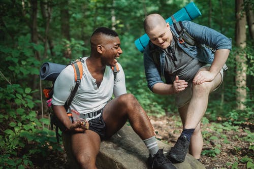 休息在森林里的快乐的多种族的远足者 · 免费素材图片