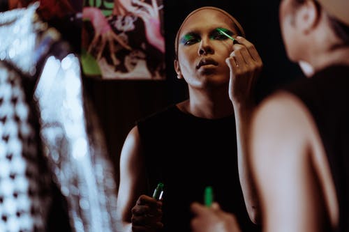 族裔女人在沙龙做现代亮妆 · 免费素材图片
