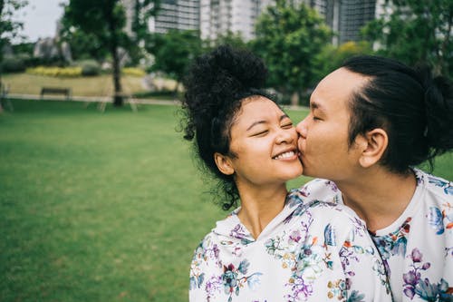 男人亲吻女人的脸颊 · 免费素材图片