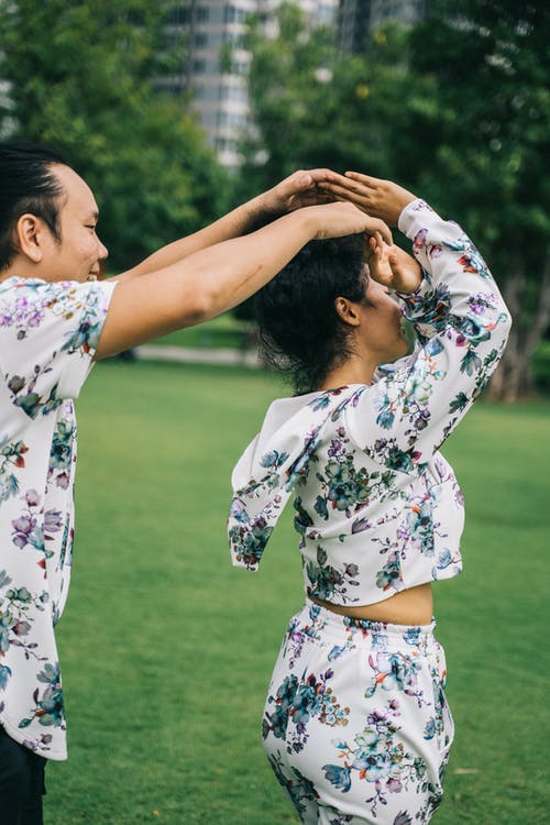 情侣在公园里跳舞 · 免费素材图片