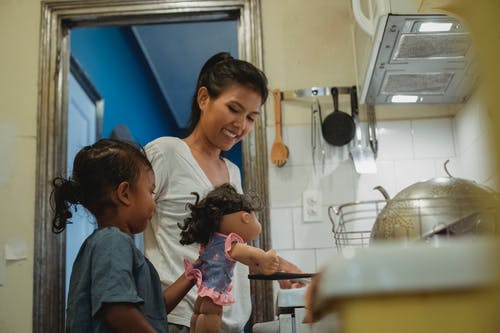 有女儿的微笑的种族妇女在厨房里 · 免费素材图片