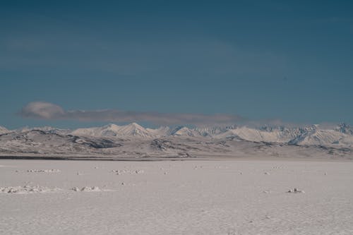 冬季雪原背后的山脉 · 免费素材图片