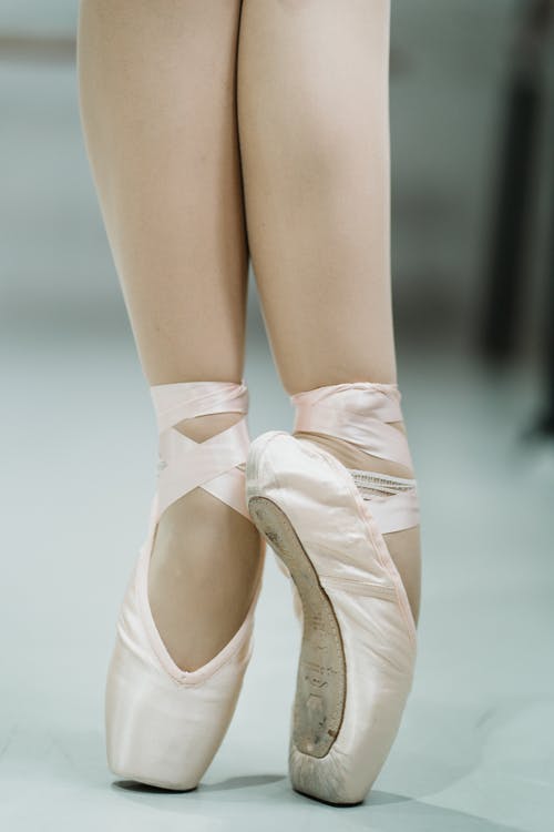 排练过程中tip起脚尖的露脸芭蕾舞女演员 · 免费素材图片