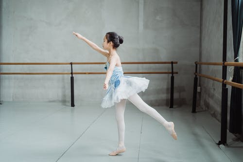 芭蕾舞女演员在宽敞的工作室练习编舞 · 免费素材图片