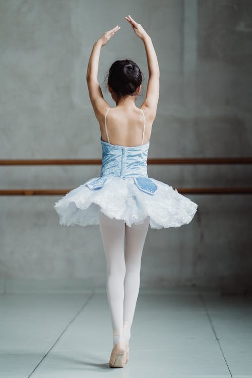 芭蕾舞演员with起脚尖 · 免费素材图片