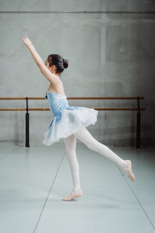 芭蕾舞女演员在工作室里备脚尖鞋培训 · 免费素材图片