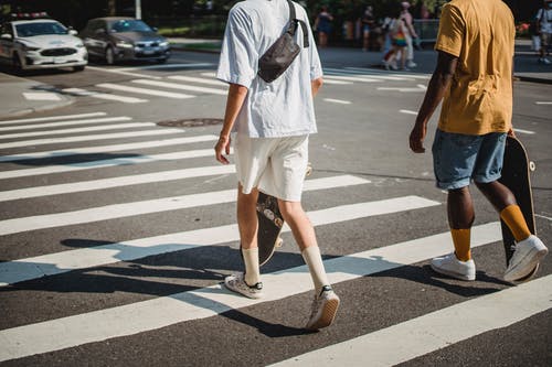 人行横道上不露面的多样化男人 · 免费素材图片