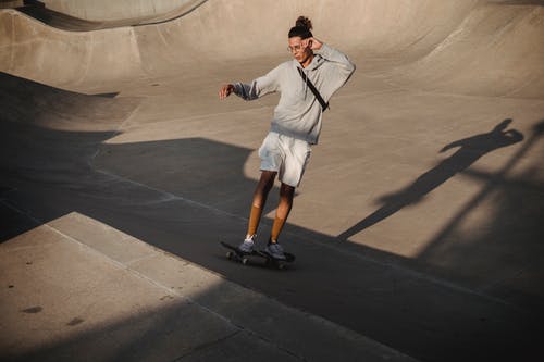 在混凝土坡道上活跃的时髦骑马滑板 · 免费素材图片