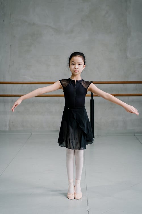 亚洲女孩芭蕾舞演员在芭蕾舞工作室伸出双臂 · 免费素材图片