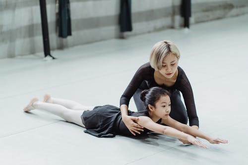 年轻专业的亚洲芭蕾舞演员在工作室训练与可爱的小初学者女孩 · 免费素材图片