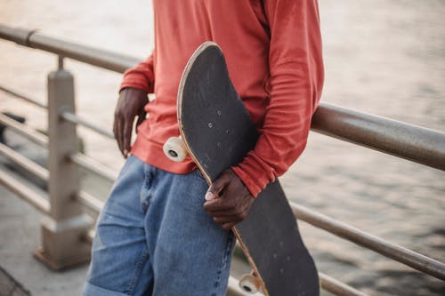 裁剪与滑板的黑人男子 · 免费素材图片