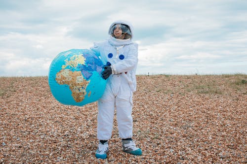 抱着地球的宇航员 · 免费素材图片