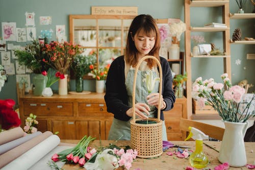 亚洲女人插花在花束 · 免费素材图片