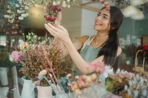 做花束的愉快的妇女 · 免费素材图片