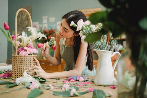 重点突出的女人在篮子里插花 · 免费素材图片