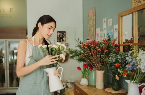 年轻的花店，插在花瓶里的花 · 免费素材图片