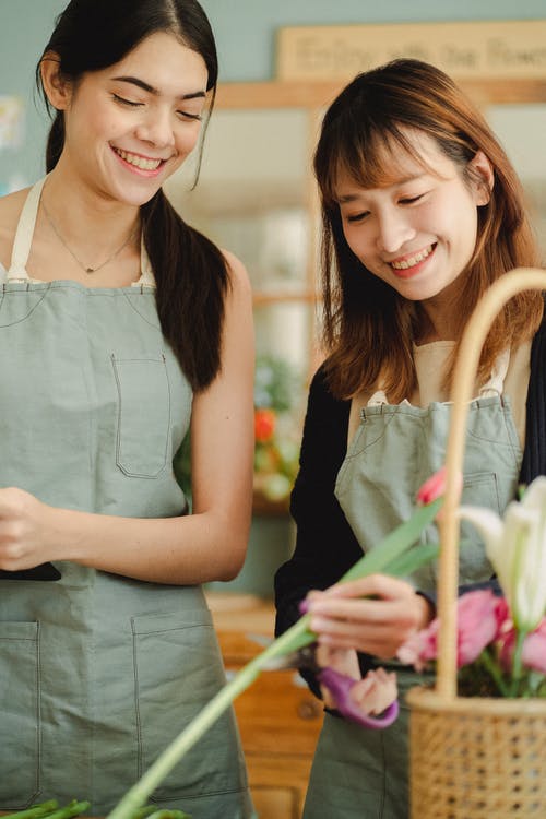 作物民族花店在工作中制作花束 · 免费素材图片