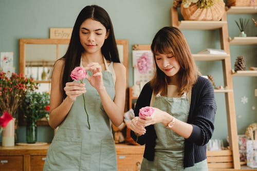 集中在花店工作的各种妇女 · 免费素材图片