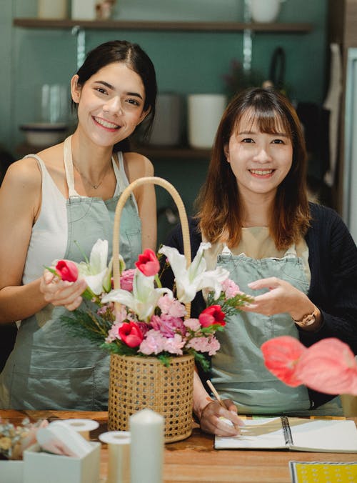 女花店制作花篮 · 免费素材图片