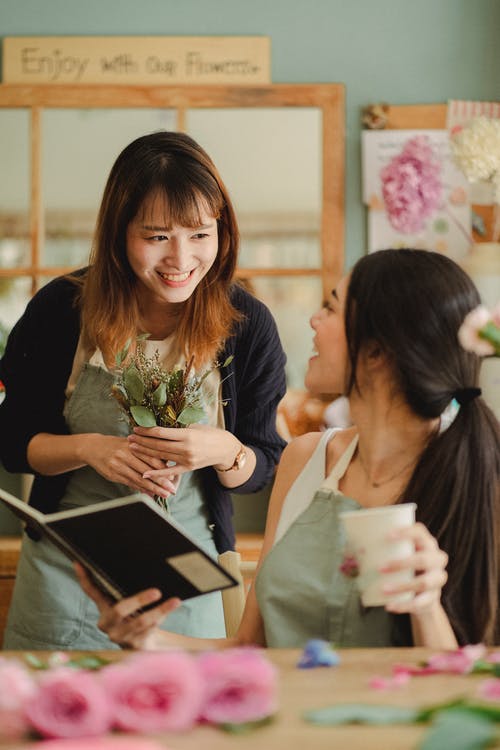 快乐的女同事在花店 · 免费素材图片