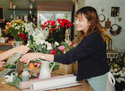 卖花的亚裔妇女卖花人 · 免费素材图片