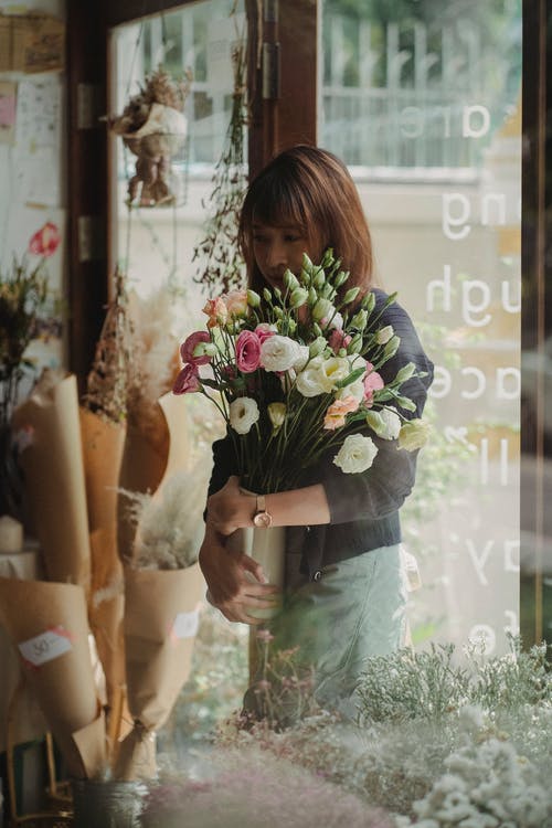 女花店花束在花店里 · 免费素材图片