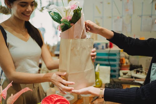 带花束的花店助理通行袋 · 免费素材图片