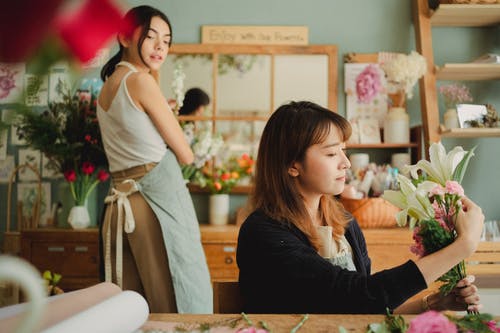 平静的妇女在车间制作花束 · 免费素材图片