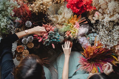 作物不露面的花店，触摸装饰花束元素和鲜花 · 免费素材图片