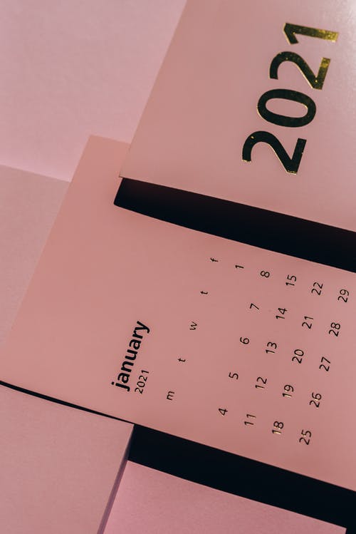 现代纸质日历，桌子上有每周的日期 · 免费素材图片