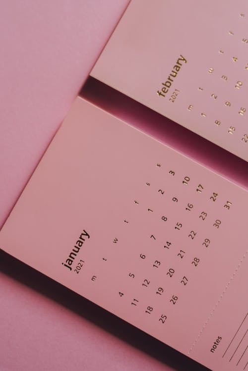 现代每月日历上粉红色背景表格 · 免费素材图片