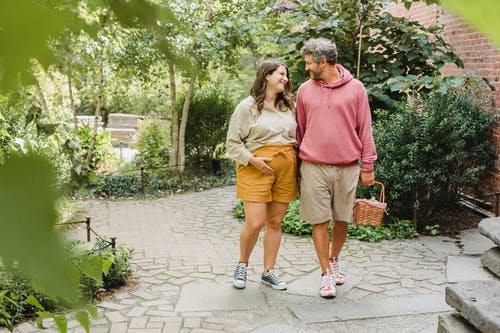 幸福的夫妇走着野餐的篮子 · 免费素材图片