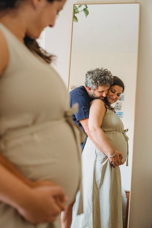男人在房间里拥抱孕妇 · 免费素材图片