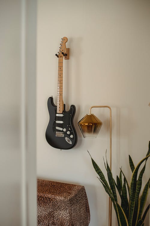 在房间里的墙上的摇滚吉他 · 免费素材图片