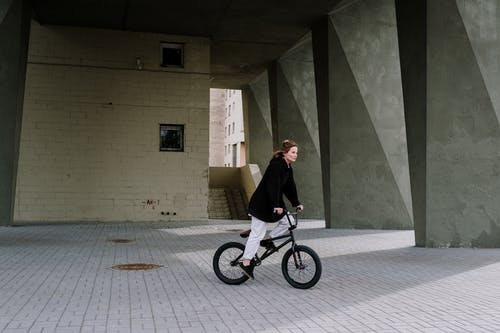 有关BMX, 女人, 自行车的免费素材图片