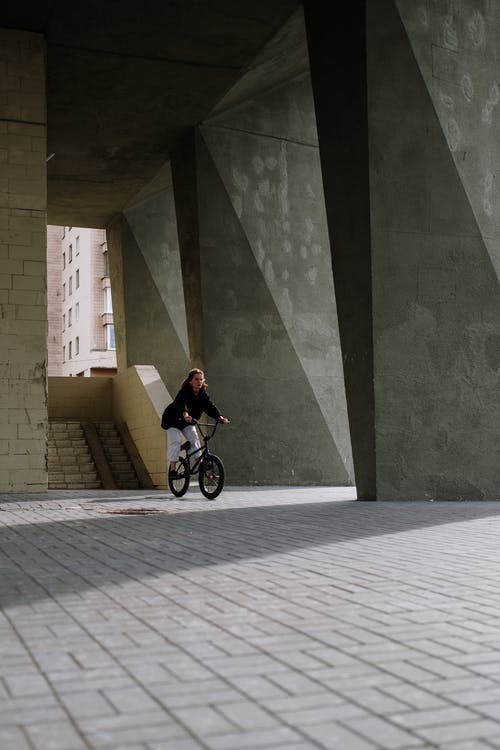 有关BMX, 垂直拍摄, 女人的免费素材图片