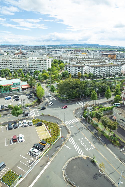 丘陵地区的当代小城市住宅区 · 免费素材图片