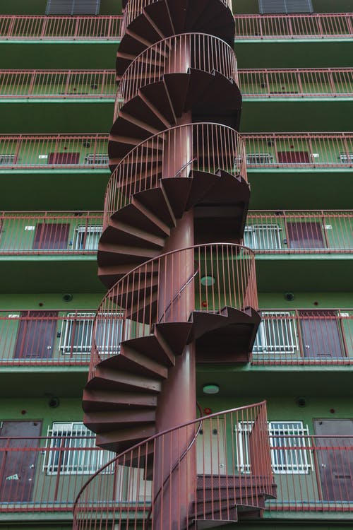 住宅附近的螺旋楼梯 · 免费素材图片