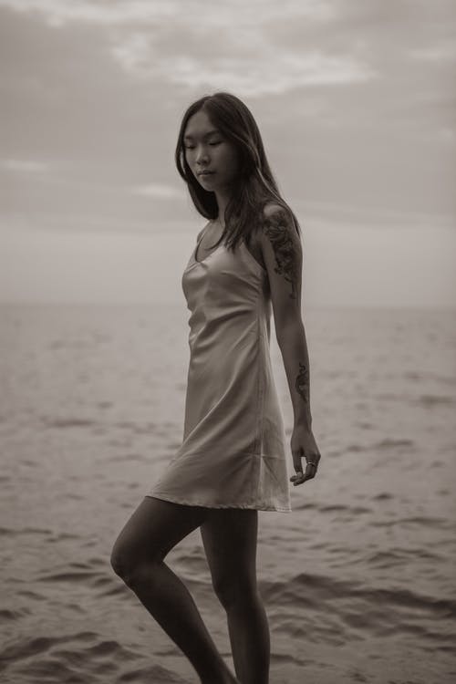 走在海水中的性感年轻苗条族裔女人 · 免费素材图片