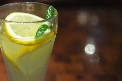 清爽的柠檬水配柠檬和薄荷 · 免费素材图片