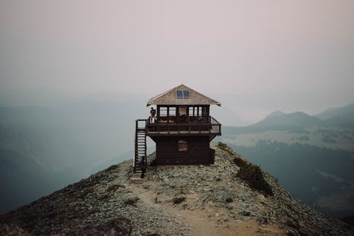 高山上的寂寞木屋 · 免费素材图片