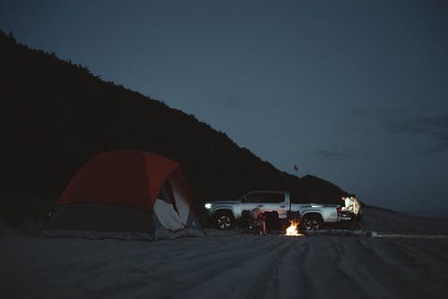 不可识别的人在沙滩上用野营帐篷 · 免费素材图片