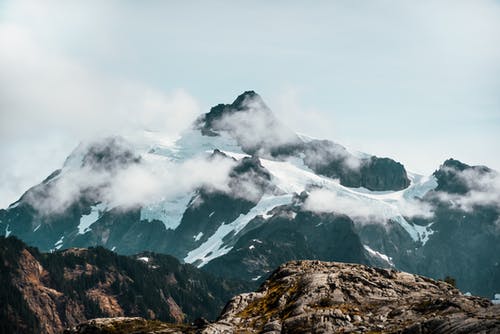 白雪皑皑的山脊反对云 · 免费素材图片