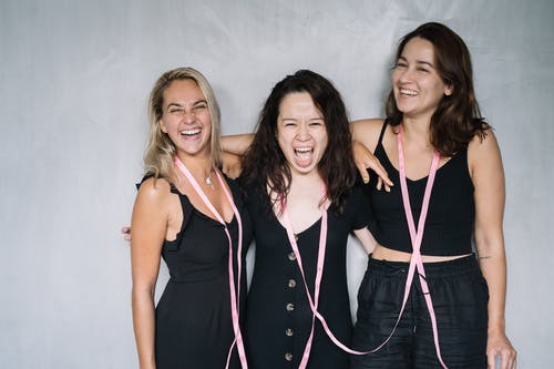 3个女人一起笑 · 免费素材图片