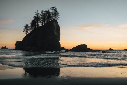 在日落的时候在海中的岩石峭壁 · 免费素材图片