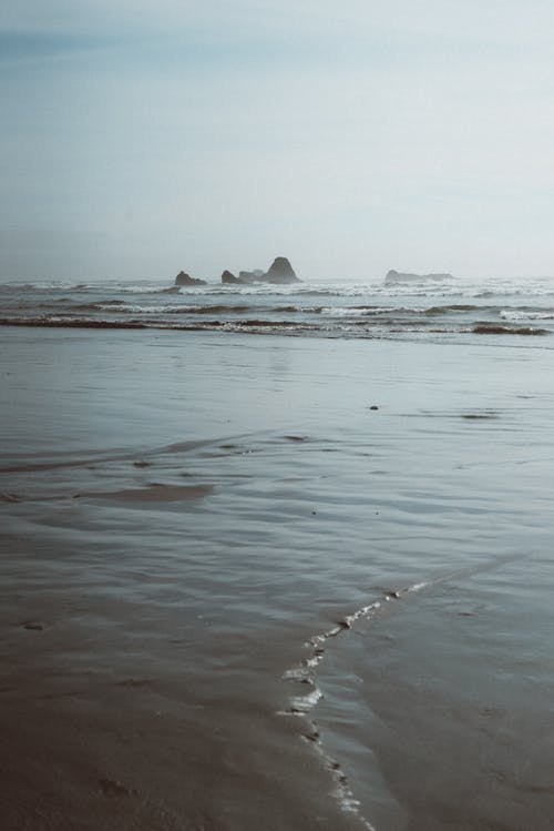岩石海岸与平静的海浪 · 免费素材图片
