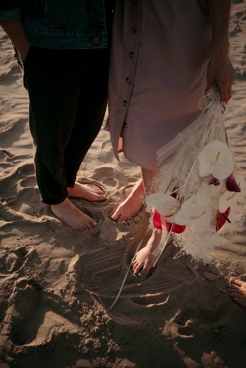 作物夫妇与在沙滩上的花束 · 免费素材图片
