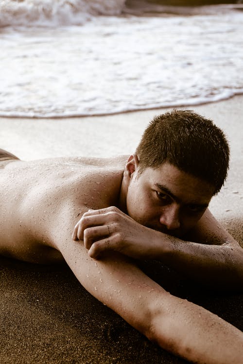 裸男躺在沙滩上 · 免费素材图片