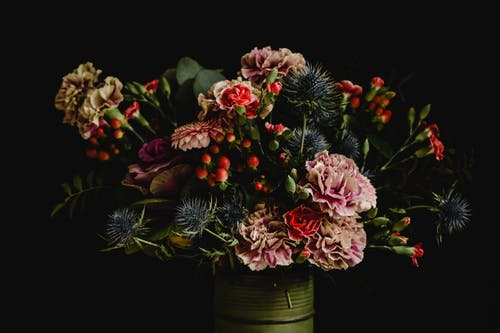 粉色和红色的花朵，在棕色的木制花瓶 · 免费素材图片