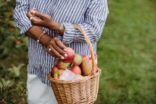 提着篮子苹果的族裔女人 · 免费素材图片